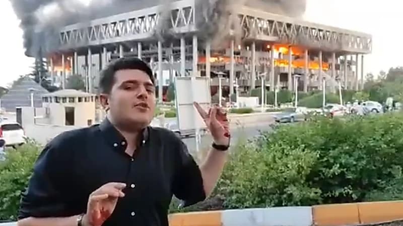 مذيع إيراني ينقل لحظة احتراق مبنى التلفزيون ويده ملطخة بالدماء .. فيديو