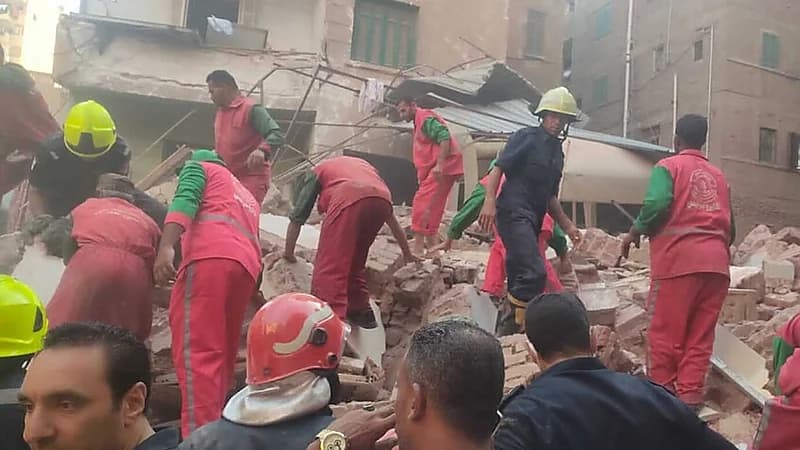 انهيار عقارين من أربعة طوابق بمصر