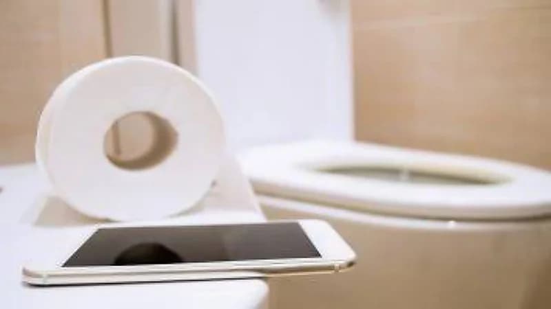 تحذيرات طبية من مخاطر استخدام الهاتف في الحمام