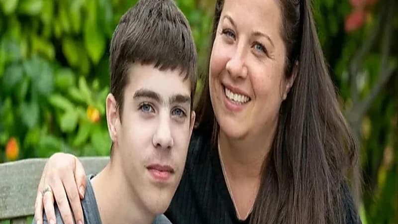 مرض غامض يحرم مراهقًا الطعام والشراب ويحير الأطباء