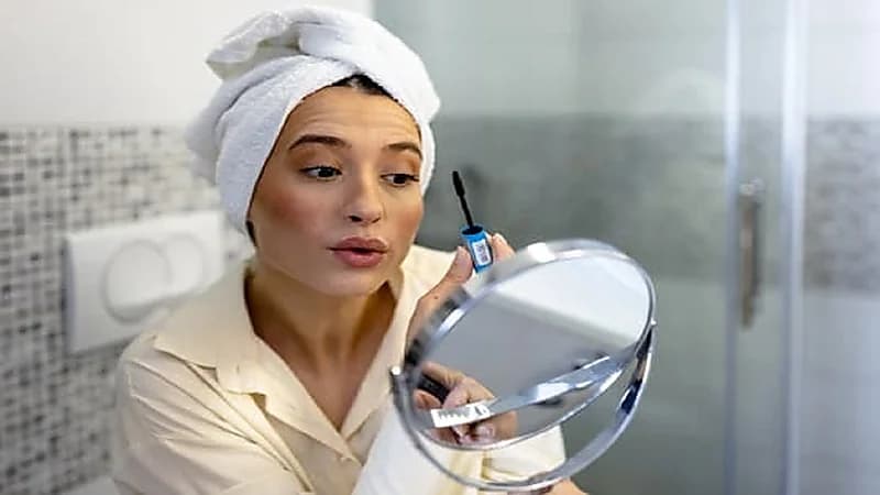 أطباء عيون يحذرون: الماسكارا المقاومة للماء خطر على عينيكِ