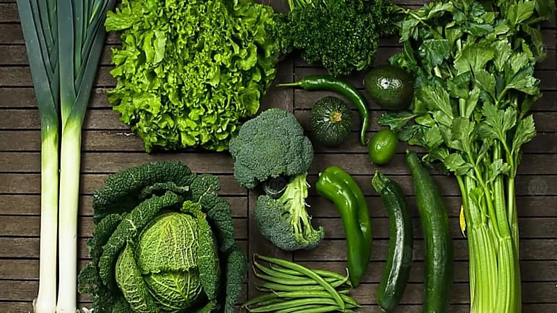 تناول الخضروات الورقية يوميًا يحافظ على صحة القلب والأوعية الدموية