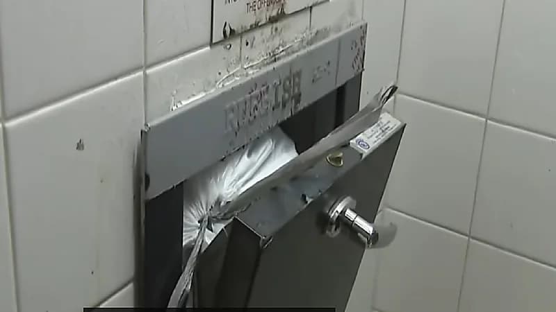 رجل يرمي طفلة في مخرج نفايات .. فيديو