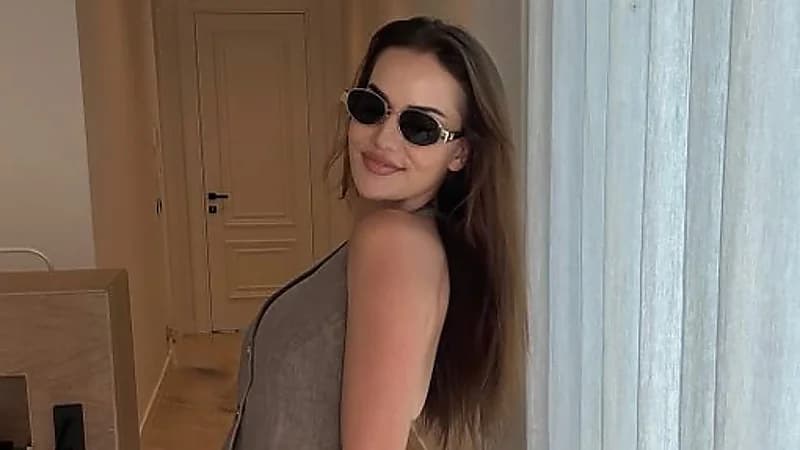 بإطلالات صيفية مع عائلتها: فهرية أفجان تخطف الأنظار من قلب عطلتها .. صور