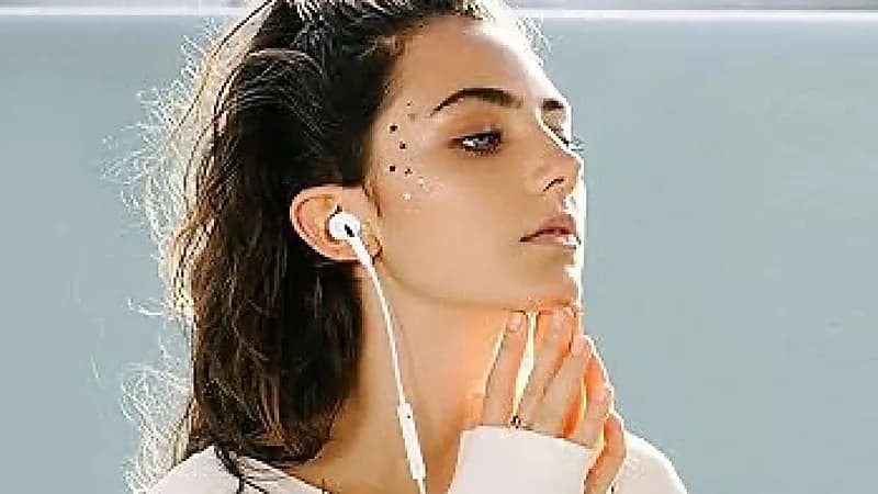 سماعات الأذن المفرطة قد تسبب آلامًا في الفك والرقبة