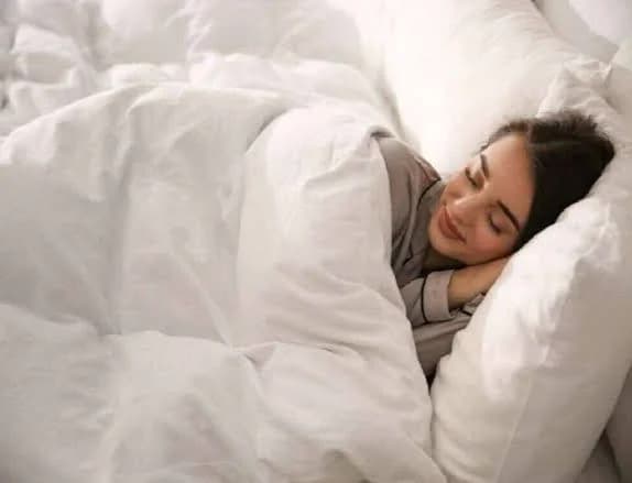 البطانيات الموزونة علاج واعد للقلق والأرق وسط تحذيرات صحية