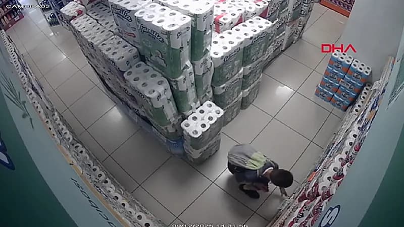 طفل يشعل النار في مناشف ورقية داخل محل تجاري .. فيديو