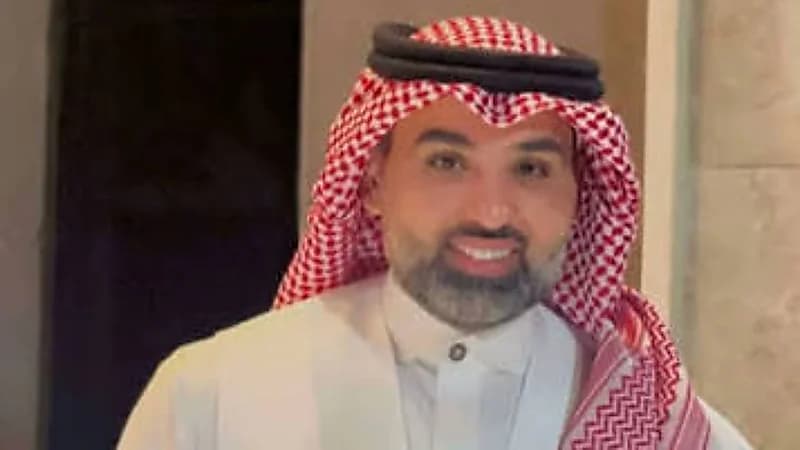 مشعل الخالدي: ابني يموت ولا يطلع بره السعودية .. فيديو