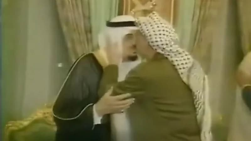 لحظة استقبال الملك فهد للرئيس ياسر عرفات بحضور الأمراء والوزراء..فيديو