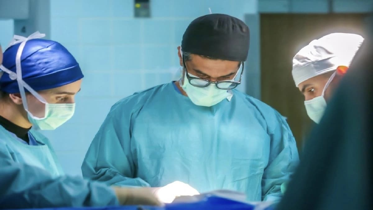 تفاصيل أول جراحة عالمية لاستئصال ورم دماغي سحائي بالروبوت لمريض  .. فيديو