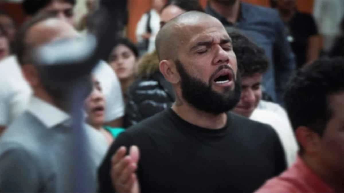 داني ألفيس يترك الملاعب ويتحول لواعظ ديني.. فيديو