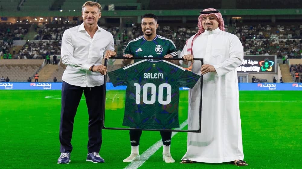 تكريم سالم الدوسري بعد وصوله إلى 100 مباراة مع الأخضر.. فيديو