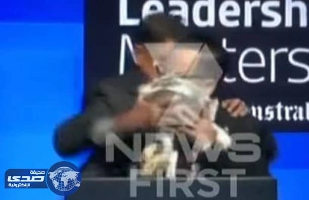 بالفيديو.. رجل يٌرشق مسئول شركة طيران بقالب حلوى في وجهه