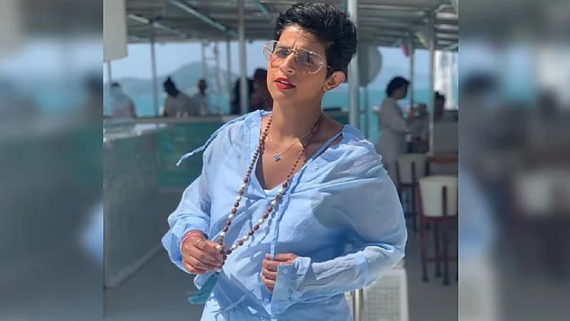 نورة العميري تتعرض للسخرية بسبب ارتدائها بذلة رجالية