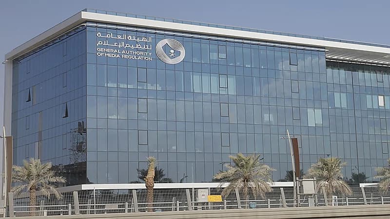 هيئة الإعلام تستدعي مشهور تباهى بأموال وآخر أعاد نشر المحتوى المخالف