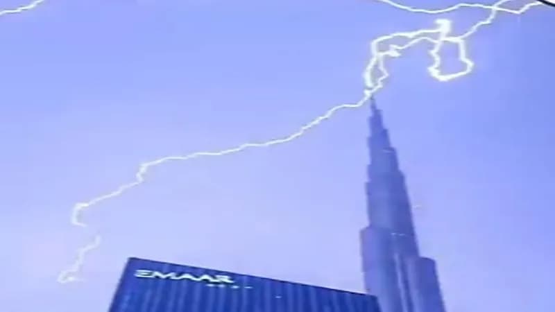 شاهد.. لحظة ضرب صاعقة رعدية قمة برج خليفة في دبي