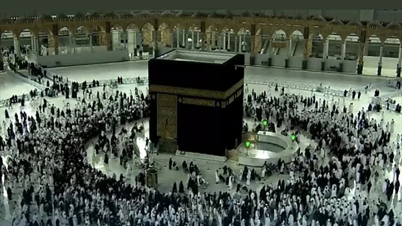 بالفيديو.. مشهد مهيب لزحام المعتمرين في صحن الطواف رغم برودة الطقس