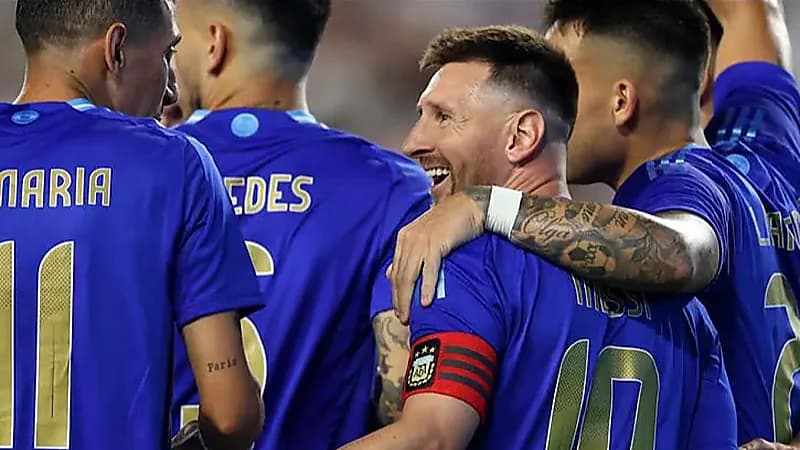 موقف إنساني مميز من ميسي مع زميله مارتينيز .. فيديو