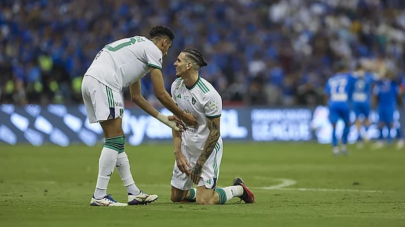 إيبانيز يسجل هدفاً في مرماه بالخطأ .. فيديو