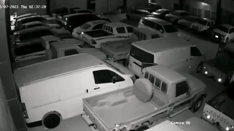 بالفيديو.. سرقة “سيارتين” من معرض لبيع السيارات بالرياض