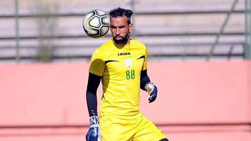 بالفيديو.. حارس الرجاء البيضاوي المغربي ينجو من الموت بعد احتراق سيارته