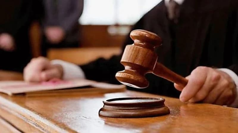 فتاة تسير في الشارع نصف عارية احتجاجًا على القضاء