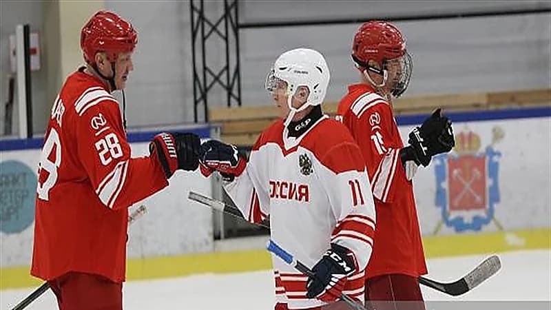 بالفيديو.. الرئيس الروسي يلعب الهوكي على الجليد