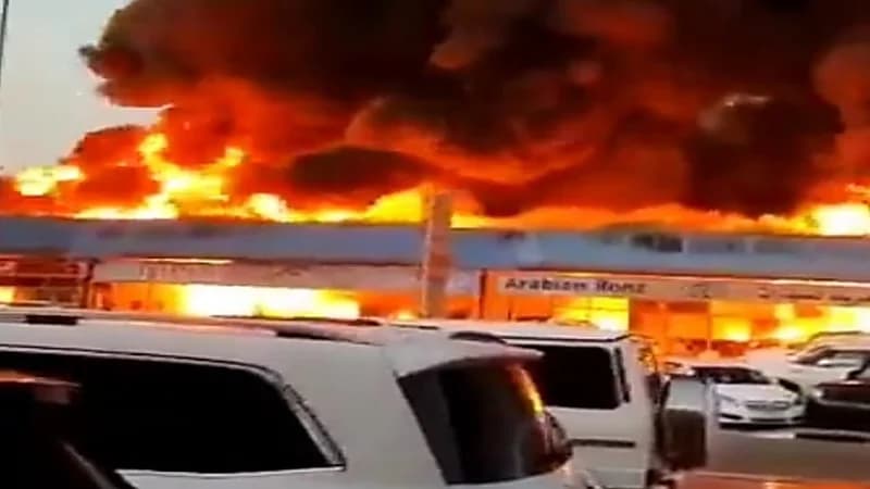 شاهد.. لحظة اندلاع حريق هائل في معارض سيارات بدبي