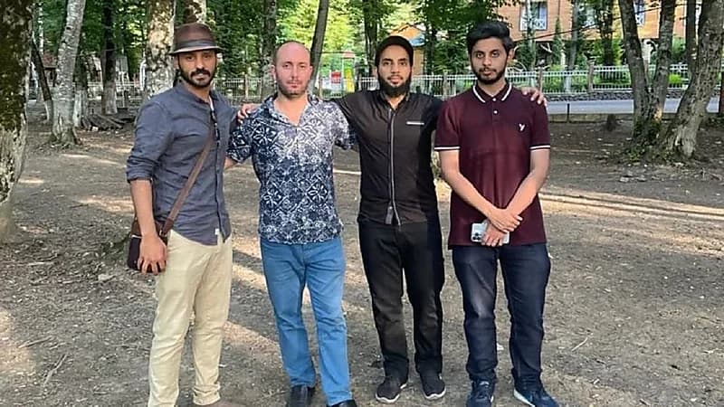 طبيب سعودي وأصدقائه ينقذون شخص توقف قلبه على الطريق بأذربيجان