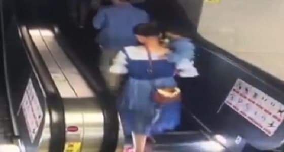 بالفيديو.. لحظة سقوط سيدة وطفلها على سلم كهربائي بالمترو