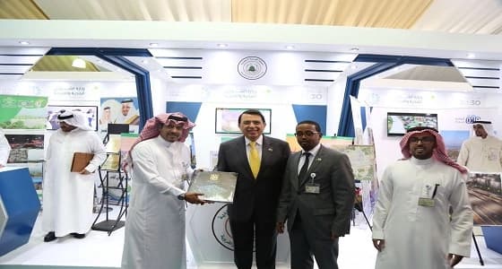 بالصور.. سفيرا المكسيك وإثيوبيا يزوران جناح أمانة المدينة بالجنادرية