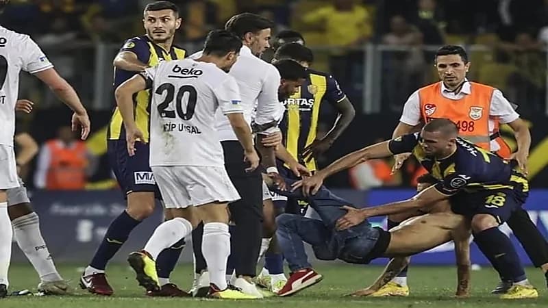 مشجع يعتدي على نجم فريق بشكتاش التركي