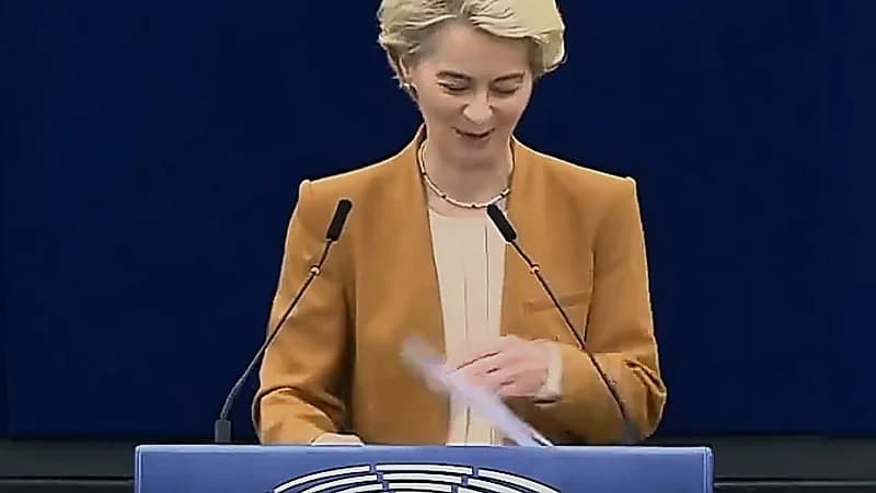 كلب ينبح بعد انتهاء رئيسة المفوضية الأوروبية من خطابها .. فيديو