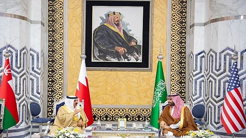 بالفيديو.. ولي العهد يستقبل ملك البحرين في مطار جدة