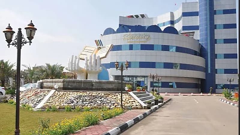 فضيحة مدوية لـ عميد كلية في جامعة البصرة مع الطالبات تهز العراق .. فيديو