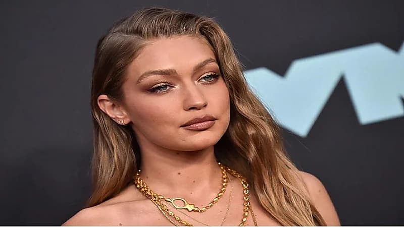 جيجي حديد تستعرض غرفة طفلتها وألعابها