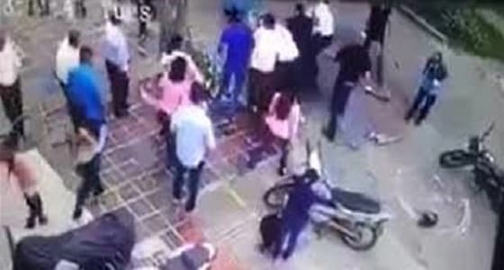 بالفيديو.. سحل لص حاول سرقة هاتف محمول من أحد الأشخاص بالشارع