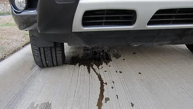 أبرز السوائل والزيوت التي تتسرب من السيارة