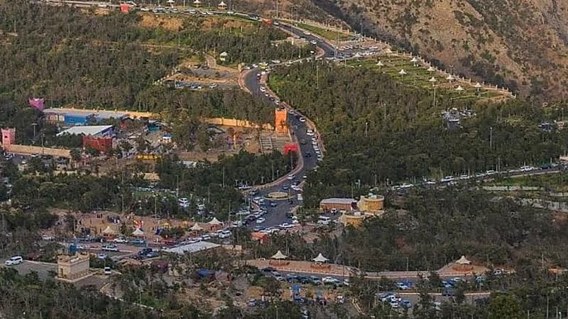 وفاة إداري بشكل مفاجئ وسط فناء مدرسة بالباحة