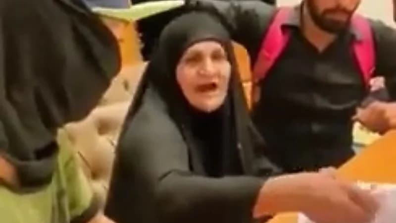 شاهد.. سيدة عراقية توقع "القرارات" في البرلمان
