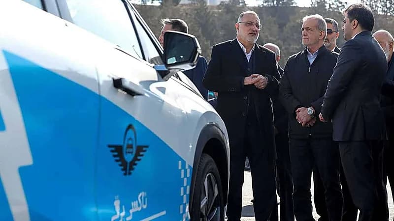 بنزين مغشوش يعطل موكب الرئيس الإيراني ليكمل رحلته بسيارة أجرة