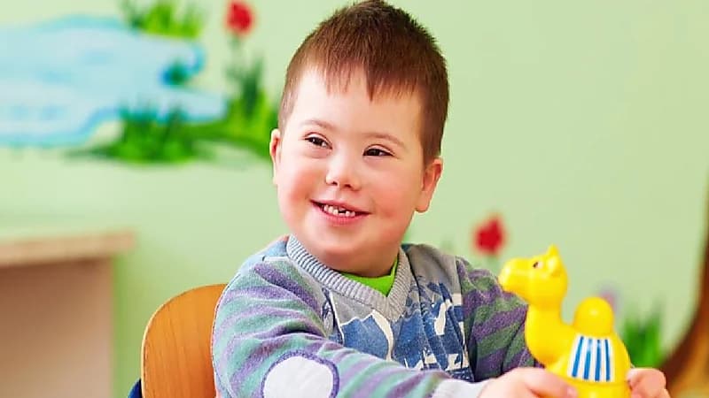 بالفيديو .. والد طفل من ذوي متلازمة داون يروي أغرب حالة شاهدها