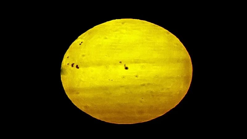 رصد بقع شمسية عملاقة من سماء عرعر