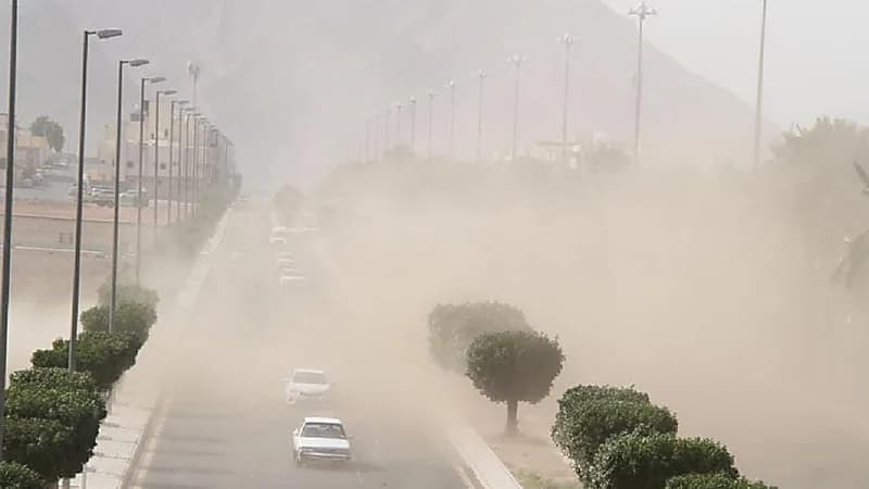 الطرق تحذر قائدي المركبات بطريق المهد_عفيف من عاصفة ترابية