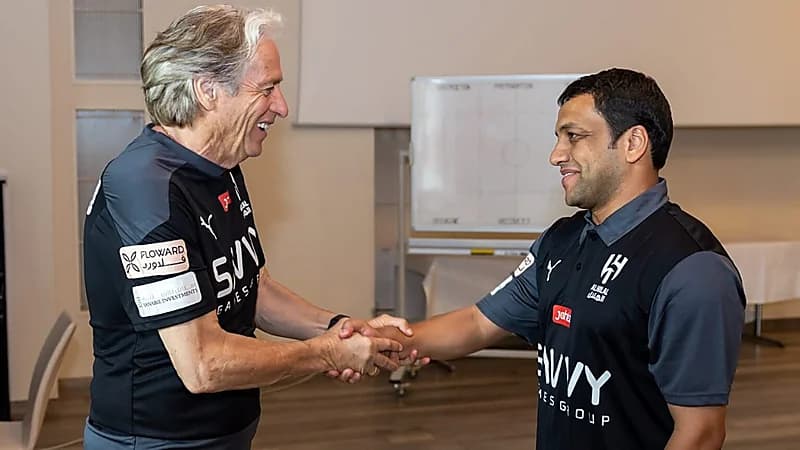 جيسوس يتمسك بالشلهوب