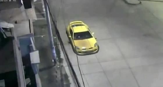 بالفيديو.. لحظة رصد شبح بالقرب من مجموعة شباب بالشارع