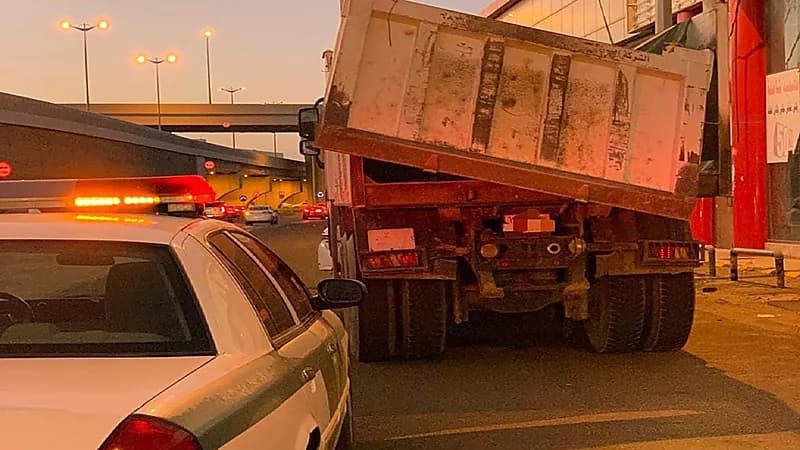 المرور يضبط قائد شاحنة عرض حياة المارة للخطر
