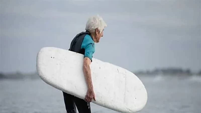 "مُسنة" تبهر الجميع بمهاراتها في ركوب الأمواج