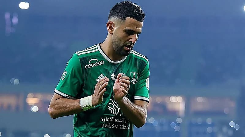 محرز يقنع نجم السيتي بالانتقال إلى دوري روشن