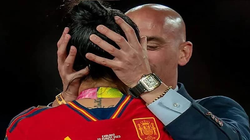 روبياليس ينجو من السجن بعد فضيحة قبلته الشهيرة لـ هيرموسو